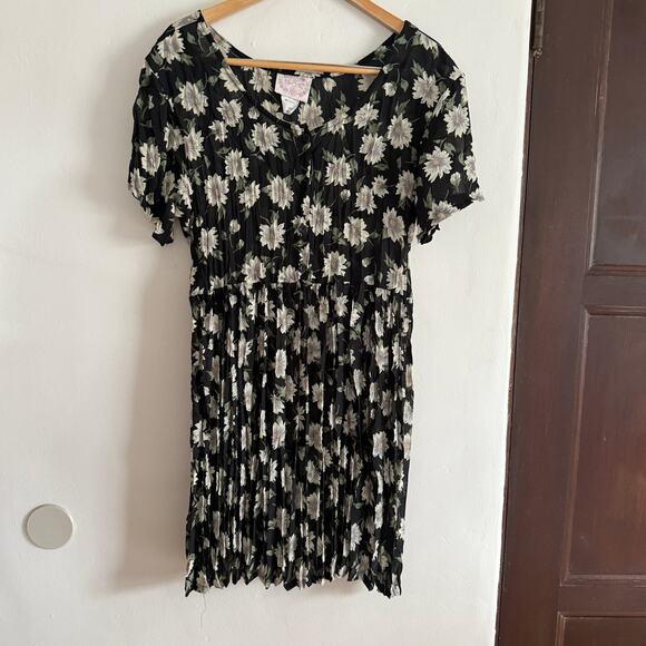 90s Vintage NEVER SAY CAN'T | Black Daisy Print Babydoll Pleated Dress | Medium - Picture 1 of 8